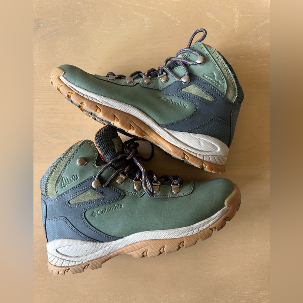 Columbia Women’s Green Waterproof Hiking Boots - size 9
